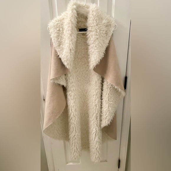 Akira Chicago Black Label Oversized Fuzzy Shawl - Picture 3 of 6